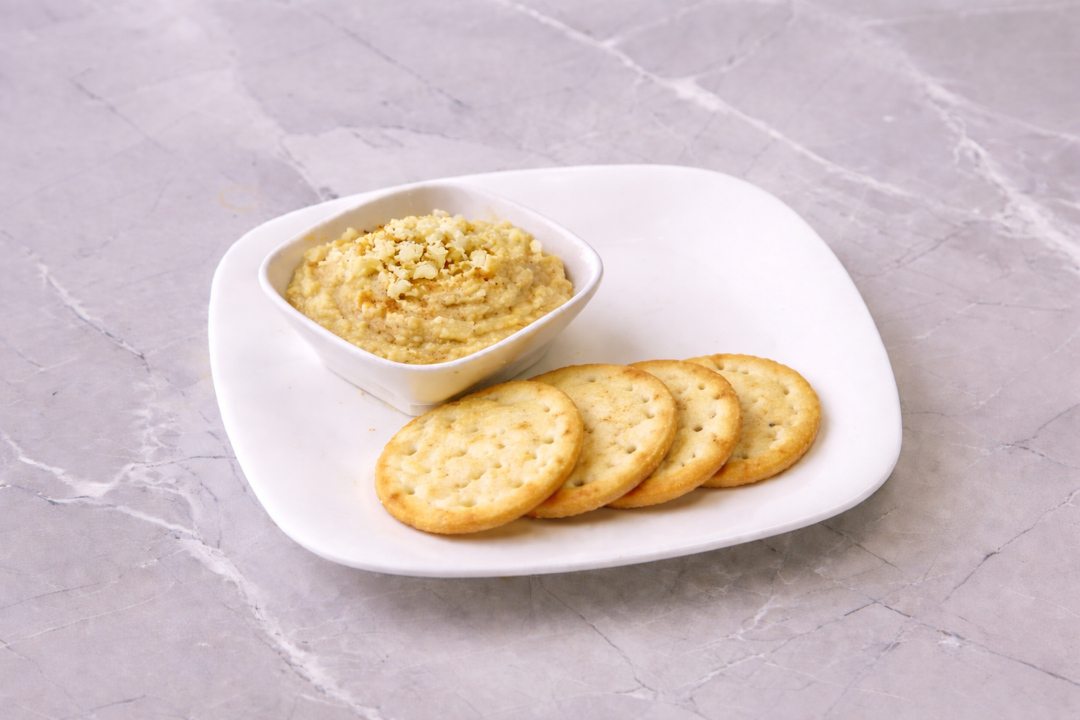 garlic hummus & crackers